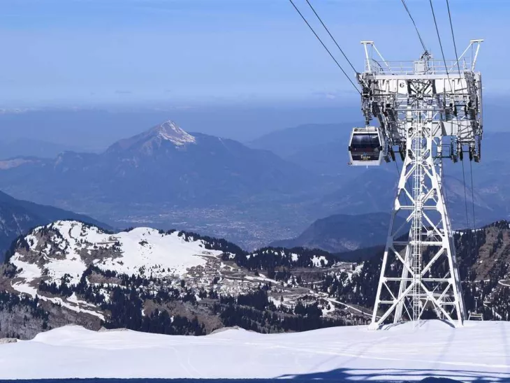 Explore The Hilly Landscape Of Kashmir From Rajkot To Enjoy Best Trip moments